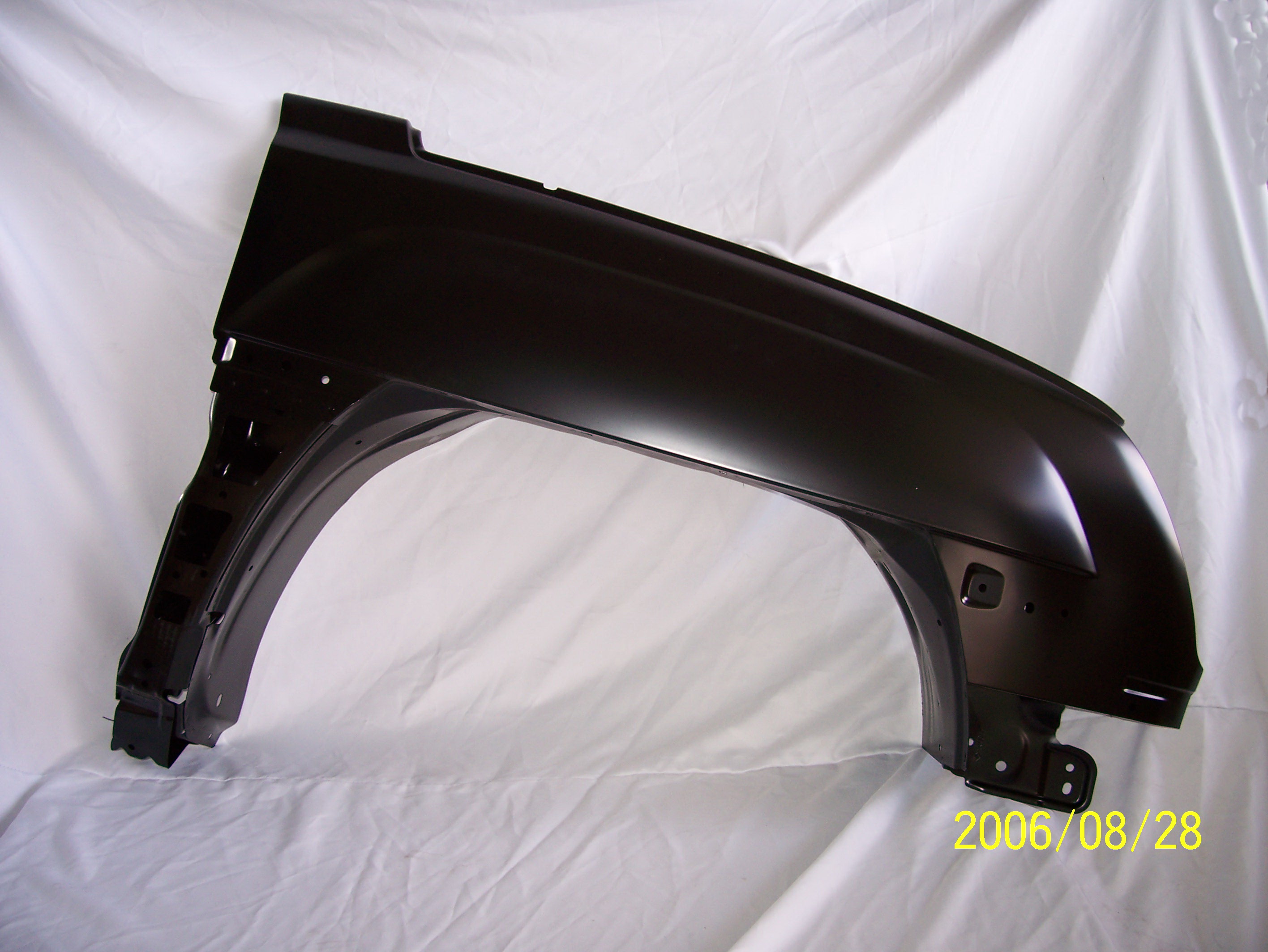 AVALANCHE 02-06 Right FENDER With BODY CLADDING HOL