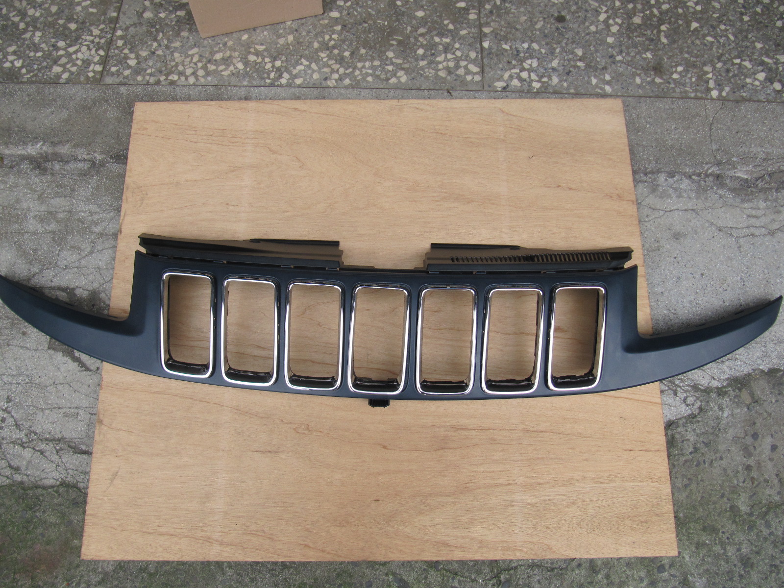 Grand chrokee 14-16 UPPER GRILLE SHELL; PRIME/PAINT TO MATCH FINISH